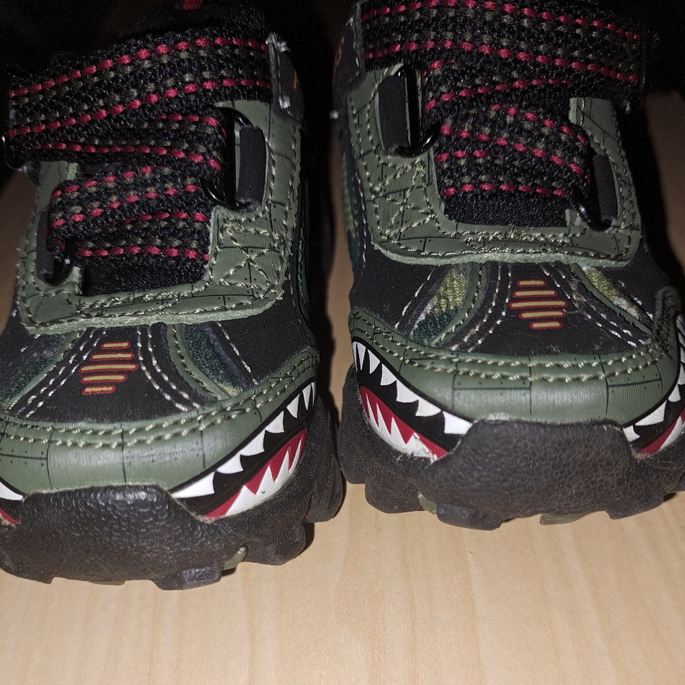 🙂 3/15 Skechers baby tennis shoes size 5🏀